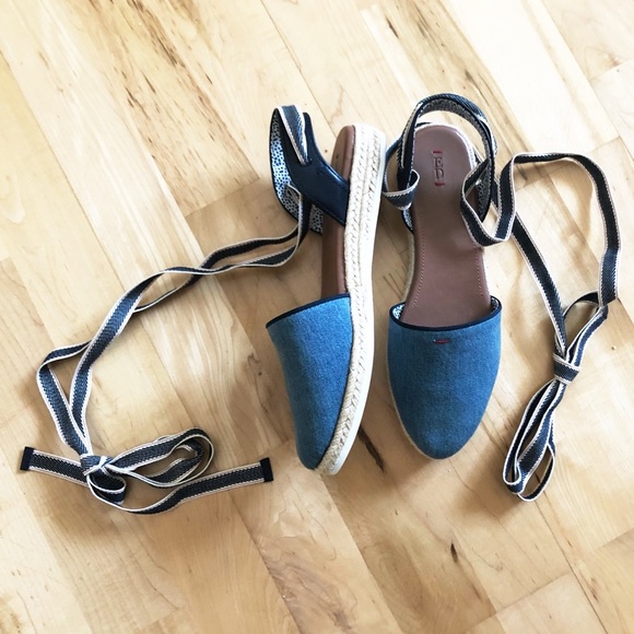 ELLEN DEGENERES LACE UP DENIM ESPADRILLES - Picture 3 of 4